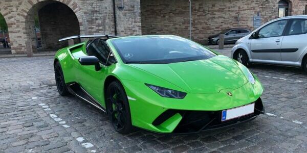 Lej en Lamborghini Huracán Performante 