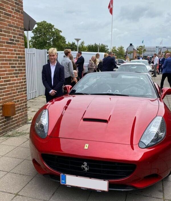 Lej Ferrari California til konfirmationskørsel