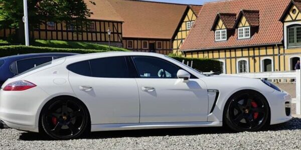 Lej en Porsche Panamera Turbo