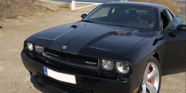 Lej en Dodge Challenger SRT8