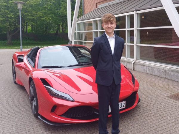 Konfirmationskørsel i en Ferrari F8 Spider